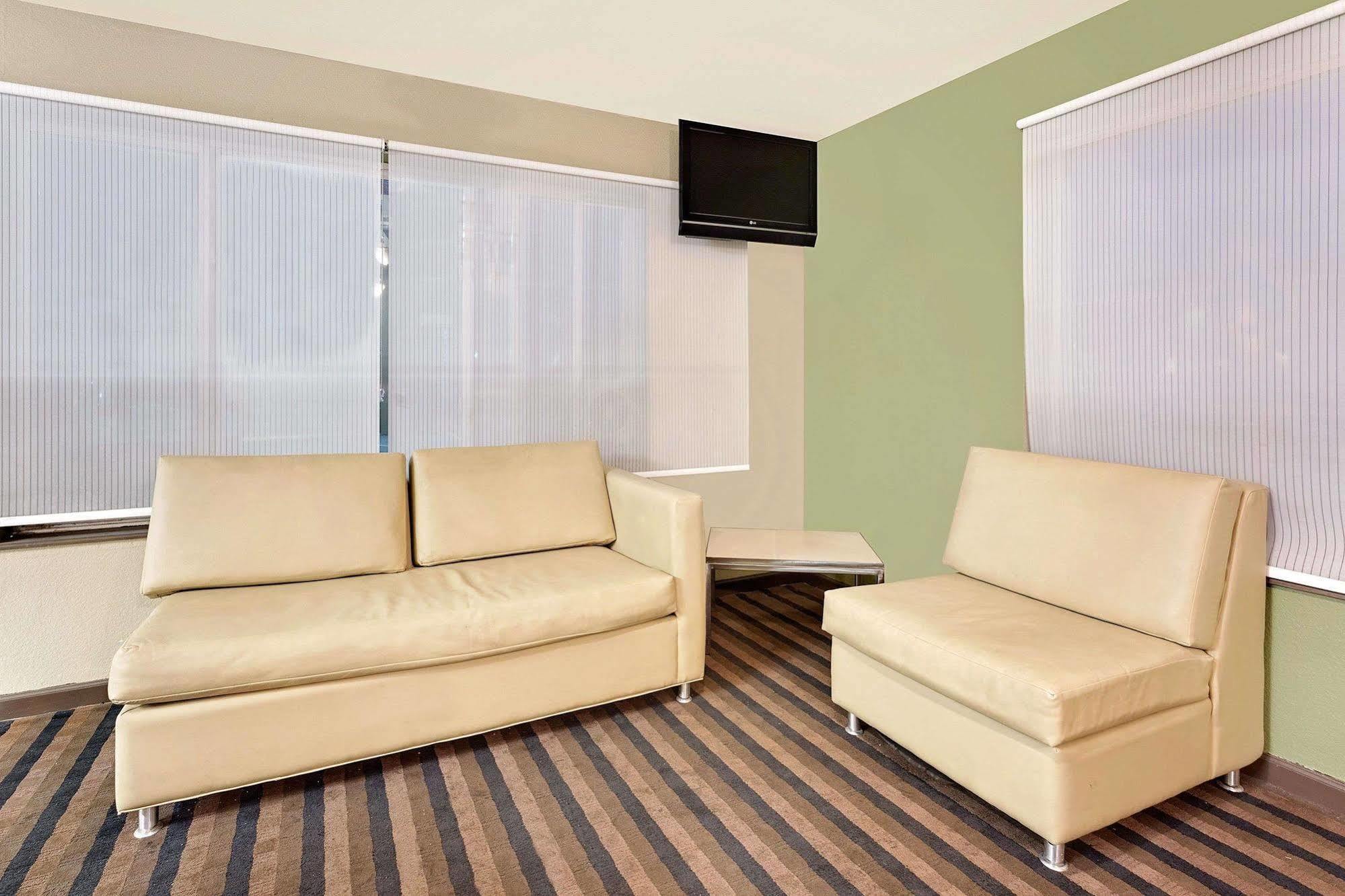 Super 8 By Wyndham Denver Central Zewnętrze zdjęcie